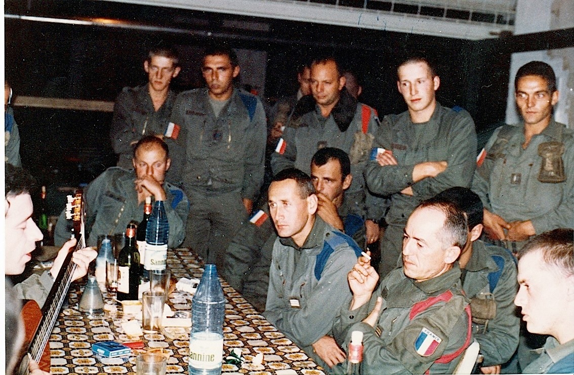 Jean-Pax Méfret à table avec les militaires