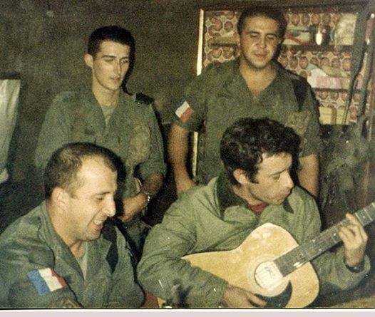 Jean-Pax Méfret guitare avec des militaires